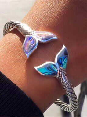 Whale Tail Bangle